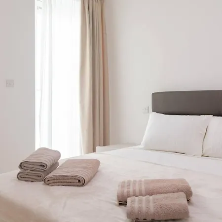 Cambridge By Homely Apartment