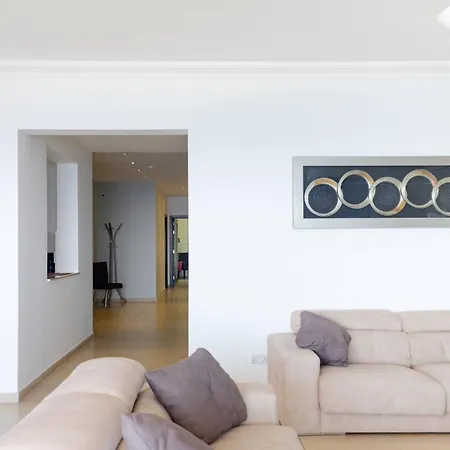 Cambridge By Homely Apartment