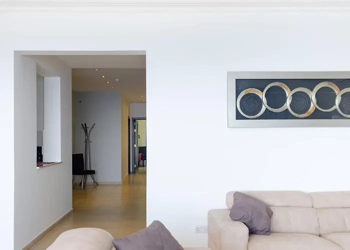 Cambridge By Homely Apartment